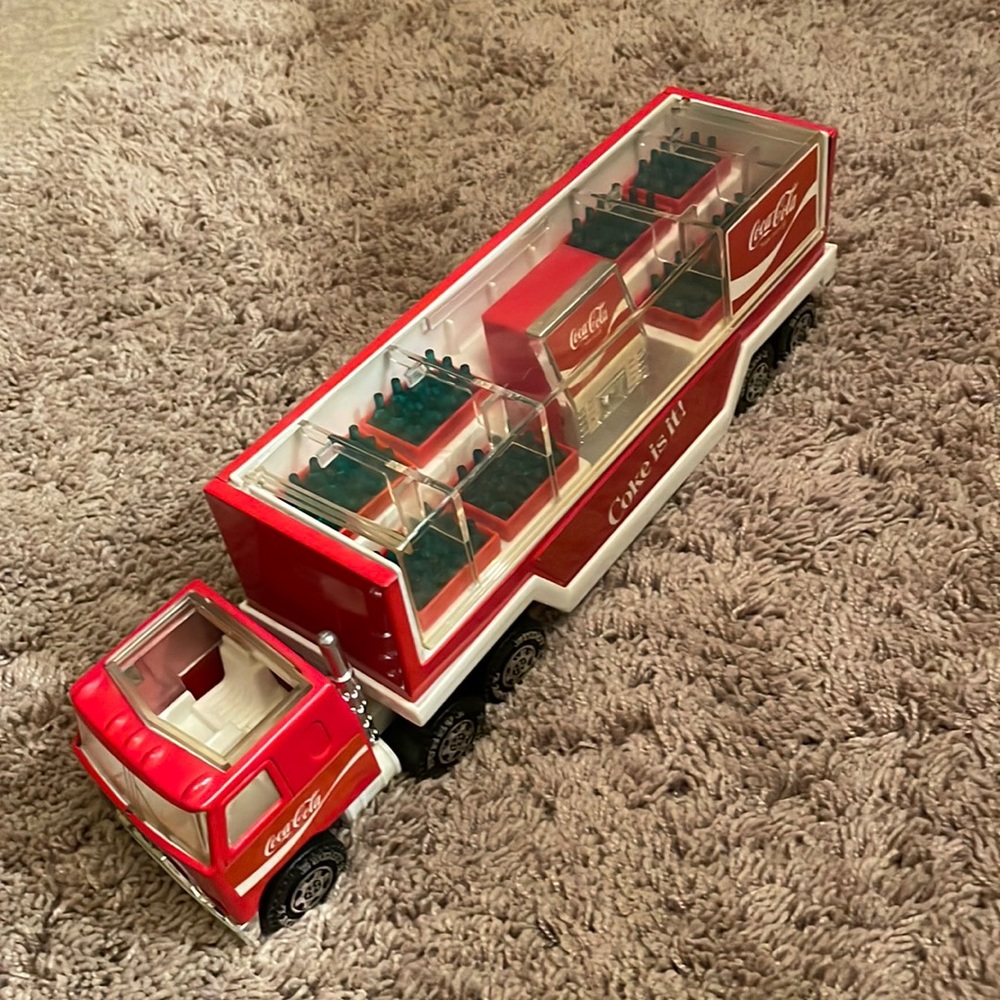 1980 Coke 10-wheel carrier with coke machine and 8 crates in trailer.